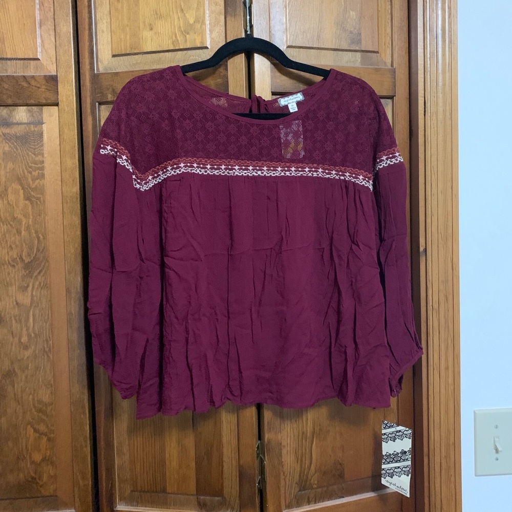 Long sleeved blouse w/lace detailing on neckline